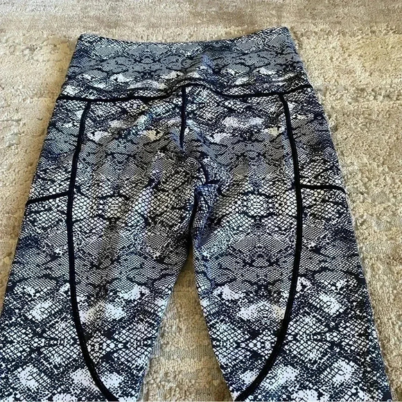 Zyia Active Light n Tight Cobra Metallic Thigh Pocket Black White Leggings: 6-8 - Picture 8 of 11